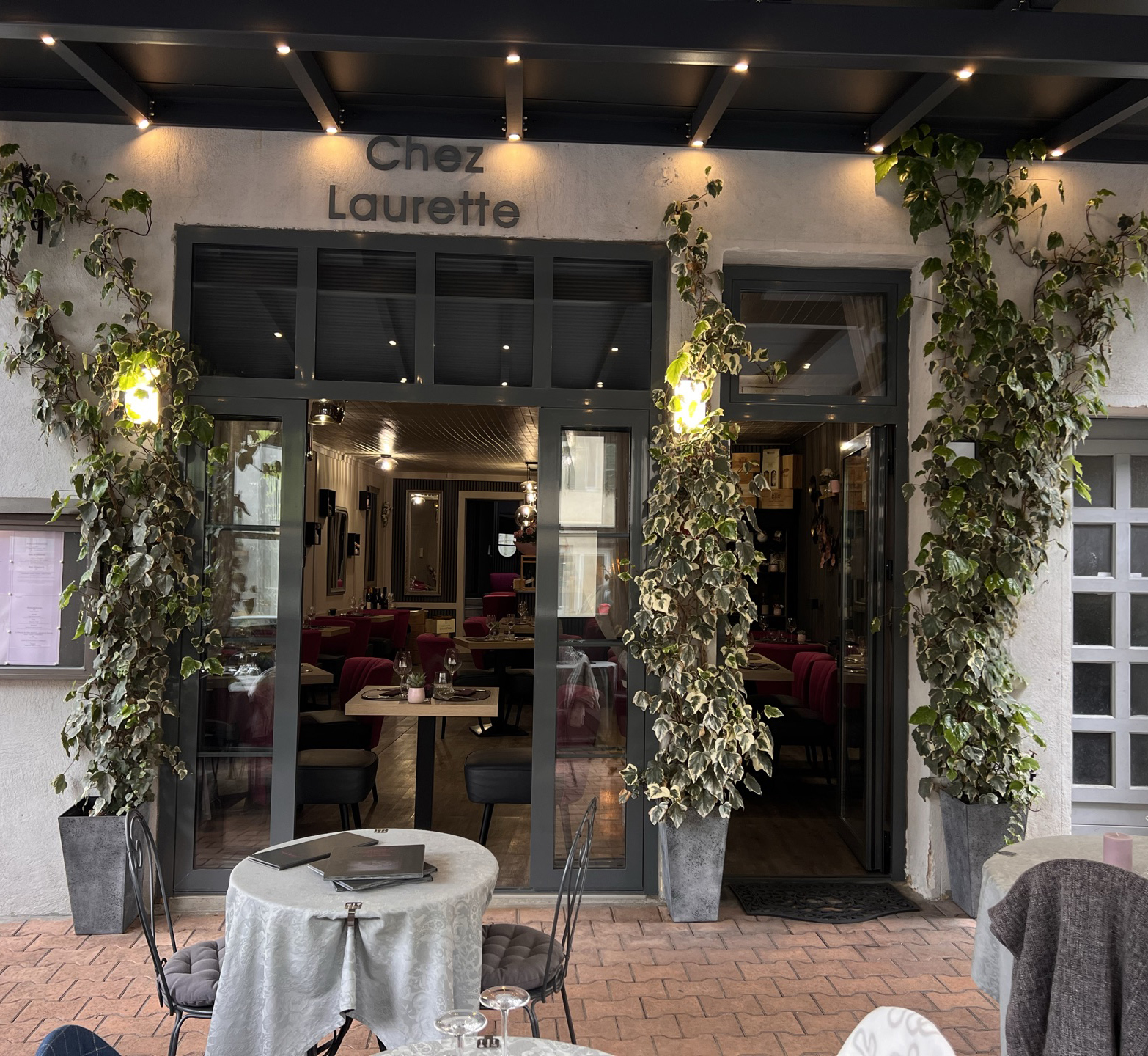 Façade du restaurant Chez Laurette à Malaucène avec sa terrasse