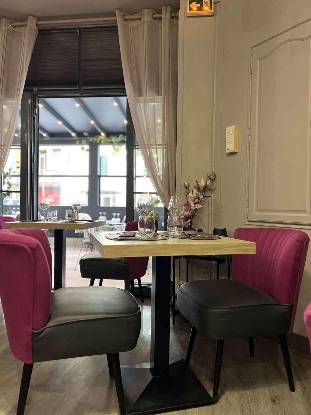 Intérieur élégant du restaurant avec fauteuils roses et décoration soignée