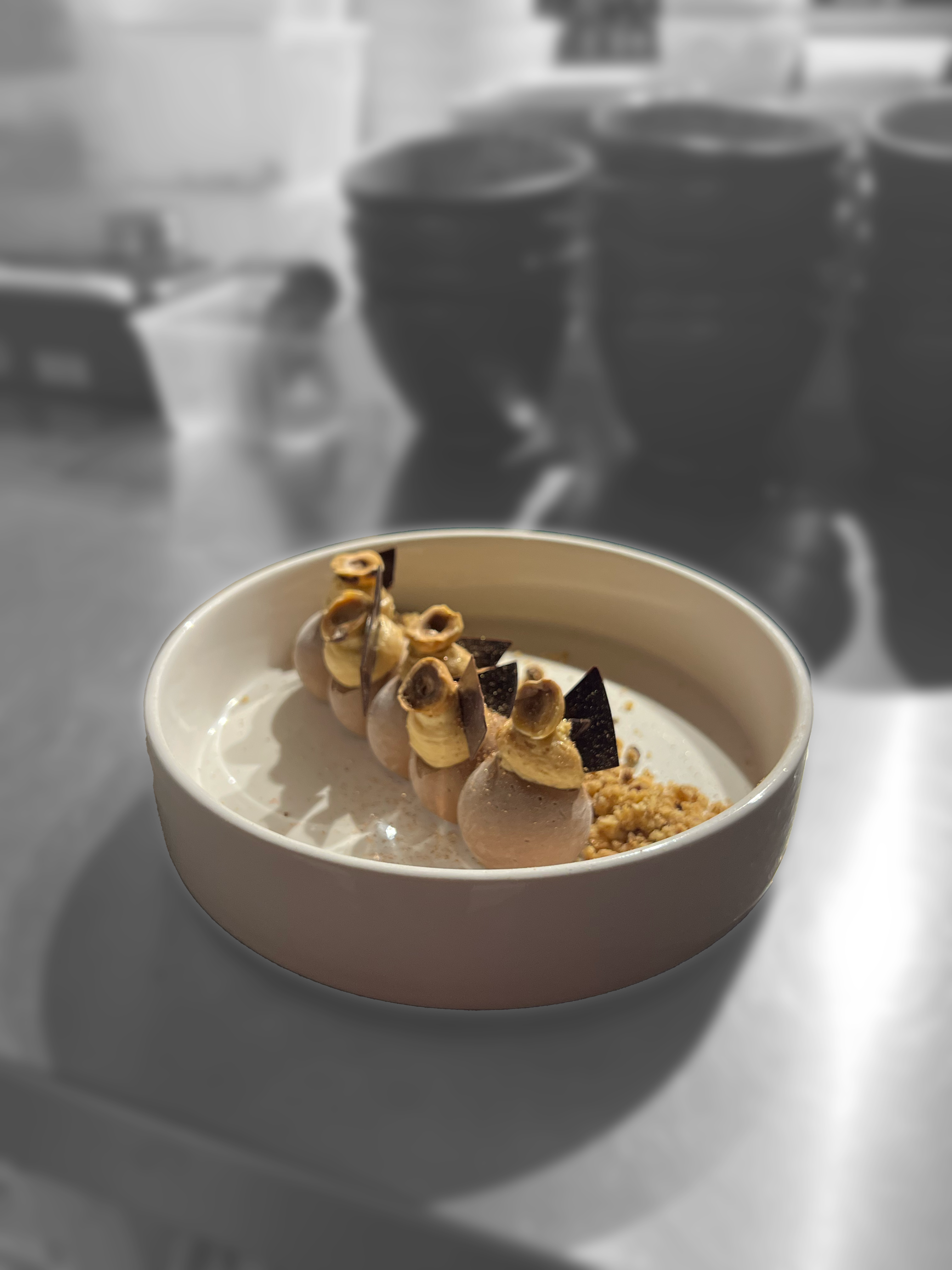 Dessert gastronomique au chocolat, glace praliné et noisettes