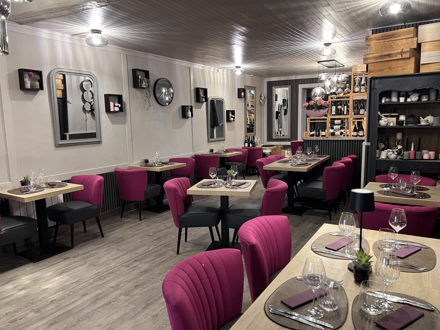 Salle complète du restaurant Chez Laurette, fauteuils fuchsia et ambiance chaleureuse