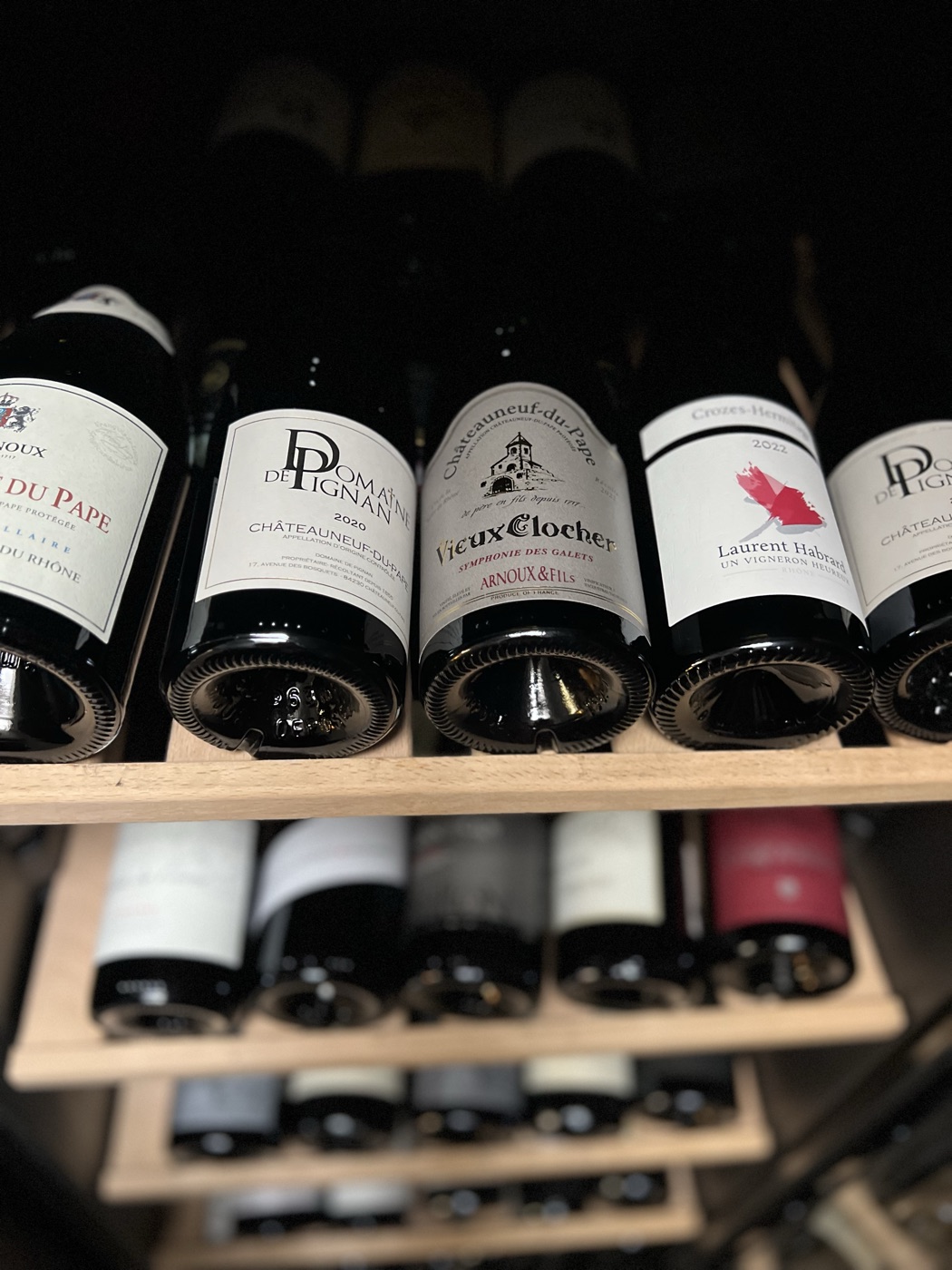 Cave à vins du restaurant, sélection Châteauneuf-du-Pape et Côtes du Rhône